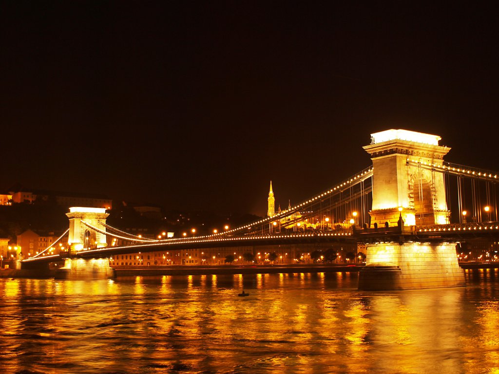 Night view of the Széchenyi Chain Bridge